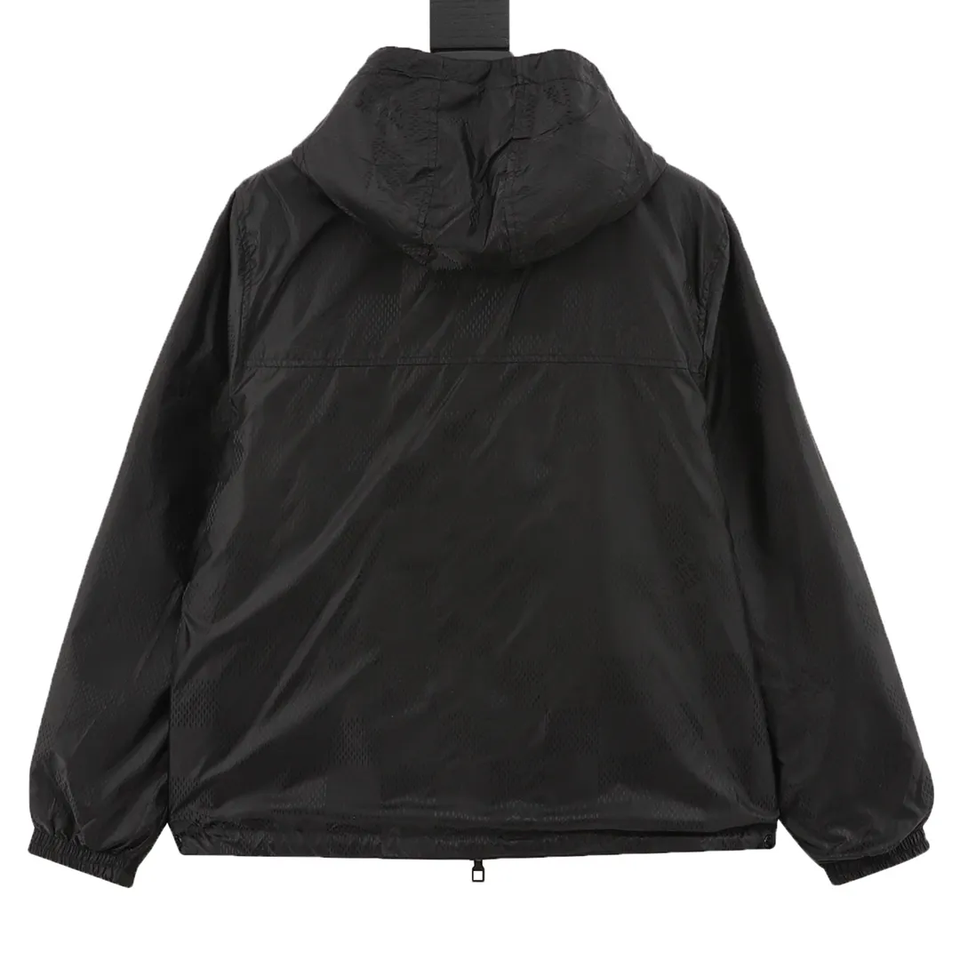 🅿️570 Louis Vuitton/Louis Vuitton Logo Reversible Jacket Jacket Reversible jacket, divided into solid color side and full logo jacquard side, the two styles can be switched at will. Needless to say the style, low-key luxury, both sides bring out the 1V classic elements, loose fit, casual and comfortable upper body. The solid color side is a soft-shell jacket style, a simple solid color style, only the chest hardware is decorated, the hardware is removable, the inside and outside hardware are all double-sided engraved, the original version is the same and can be customized and dyed. The clothes are of the same color with no color difference, and the labor cost is expensive. The lining is made of silk jacquard fabric, and the classic full-width logo jacquard process requires everything to be woven, and the process cost is extremely high. size：XS-L